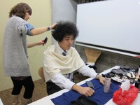 撮影前の楽屋の様子。この日も藤田は念入りにアフロをセット。