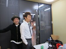 トータルテンボスの楽屋にやってきたふくろとじ・てつみち。