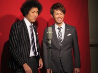 大村に密かに手をつながれ嫌がる藤田。