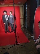 実は手をつないでいるトータルテンボス。