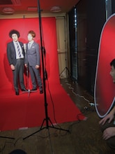 実は手をつないでいるトータルテンボス。