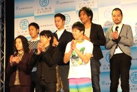 ピース、佐久間一行（前方左から）、はんにゃ、スリムクラブ（後方左から）。