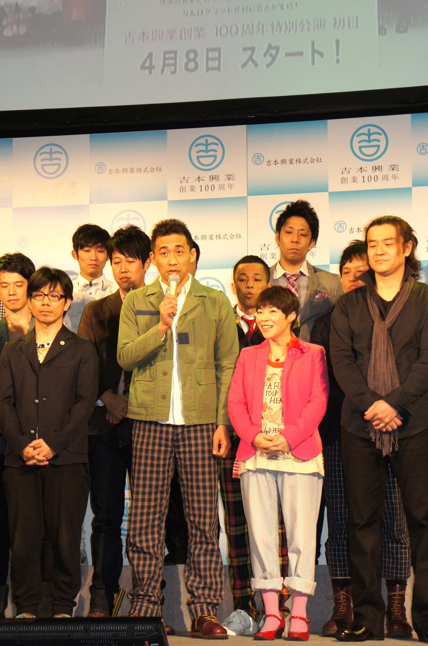 石田靖と山田花子（左から）。