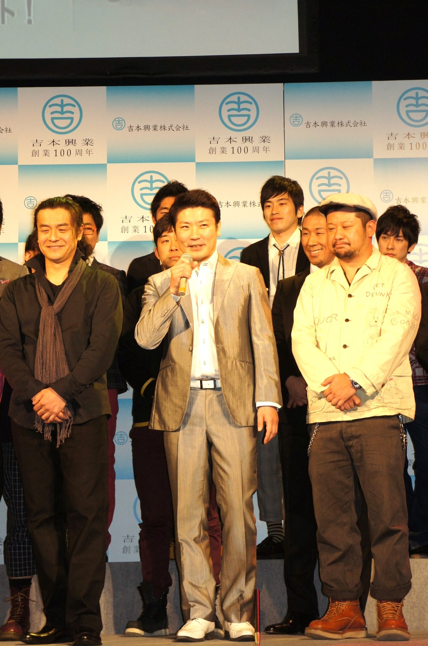 「100周年に関われることを本当に嬉しく思っているんですけど、三枝師匠はどう思われますか？」と大阪会場に話を振った桂三度。師匠の桂三枝は「いい意見やと思う」と返した。