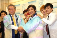 美濃市の特産・和紙でできたハッピを石川道政美濃市長（前列左）に手渡された三ツ星ジョージ（中央）。