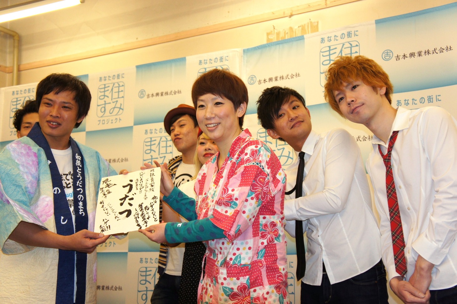 会見の終盤には、同じく同期のジュエリー志織（中央）が登場。三ツ星ジョージ（左端）に寄せ書きをプレゼントした。