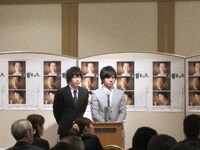 1部の説明会で緊張の面持ちで司会を務めるLLR。