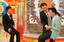 DVD「ブラマヨとゆかいな仲間たち アツアツっ！」vol.3上巻に登場するサバンナ高橋（右）とMCのブラックマヨネーズ。(c)2012 テレビ朝日