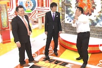 DVD「ブラマヨとゆかいな仲間たち アツアツっ！」vol.3下巻に登場するアンタッチャブル山崎（右）とMCのブラックマヨネーズ。(c)2012 テレビ朝日