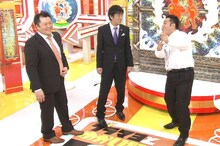 DVD「ブラマヨとゆかいな仲間たち アツアツっ！」vol.3下巻に登場するアンタッチャブル山崎（右）とMCのブラックマヨネーズ。(c)2012 テレビ朝日