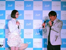 「Zoff SMART」新製品＆新CM発表会に宣伝部長として登場したカンニング竹山と水原希子。