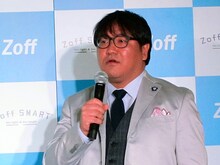 「Zoff SMART」新製品＆新CM発表会に宣伝部長として登場したカンニング竹山。