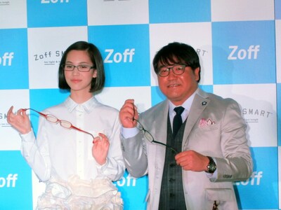 「Zoff SMART」新製品＆新CM発表会に宣伝部長として登場したカンニング竹山と水原希子。