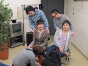 いきなりつかまれ足を縛られるノンスタ。