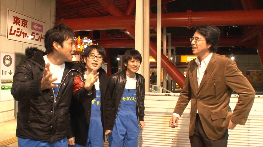 DVD「撮れ高次第 Vol.4」のために撮り下ろされた番外編の一幕。ゲストにジャーナリストの山路徹（右）を迎える。(c)2012「撮れ高次第」パートナーズ