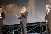 「第64回ロカルノ国際映画祭」に登場した松本人志（中央）。