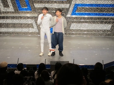 渋谷・ヨシモト∞ホールにて行われたネタ＆コーナーライブ「K7」のMCとして、二人三脚で足を縛られた状態で登場したNON STYLE。