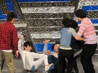 ケンカを止めようとした芸人たちにもみくちゃにされバランスを崩したノンスタ。