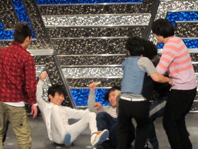 ケンカを止めようとした芸人たちにもみくちゃにされバランスを崩したノンスタ。