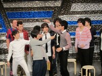 クレオパトラにマイクフォローをするノンスタ。