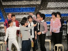 クレオパトラにマイクフォローをするノンスタ。