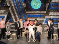 イシバシハザマにマイクフォーローをするノンスタ。