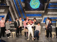 イシバシハザマにマイクフォーローをするノンスタ。