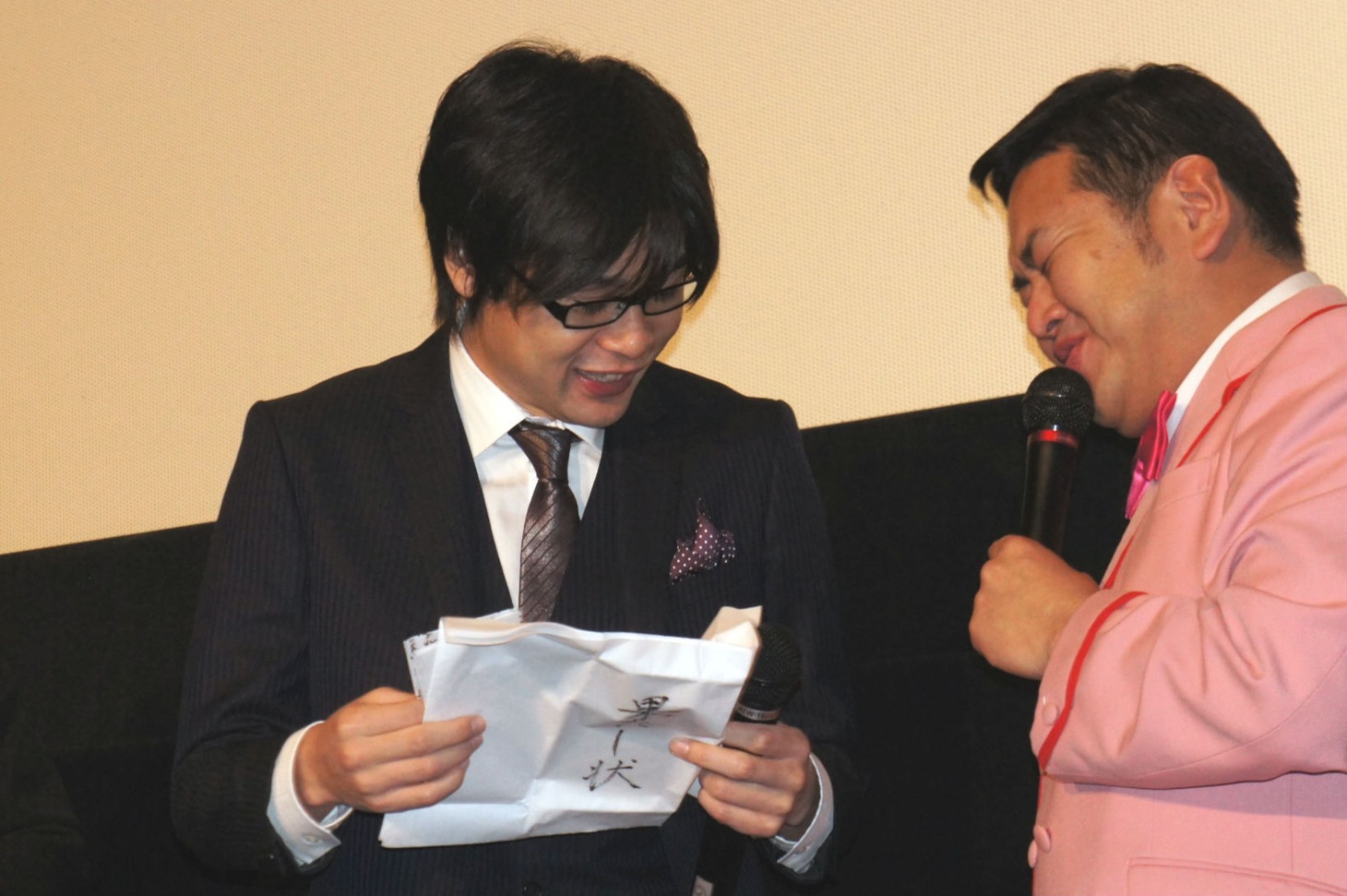 アンケートに混入していた「果たし状」を読む吉村と大地（左から）。しかし中身は普通の恋愛相談だった。