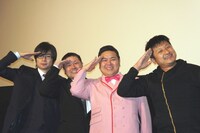 映画「ラブポリス～ニート達の挽歌～」の初日舞台挨拶に登場した（左から）平成ノブシコブシ吉村、坂田佳弘監督、ダイノジ大地と、MCを務めたダイノジ大谷。