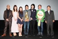 映画「幸運の壺 Good Fortune」の舞台挨拶に登場したほっしゃん。、佐津川愛美、前田公輝、逢沢りな、麿赤兒、小川通仁監督。