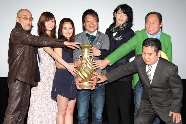 映画「幸運の壺 Good Fortune」の舞台挨拶に登場したほっしゃん。、佐津川愛美、前田公輝、逢沢りな、麿赤兒、小川通仁監督。