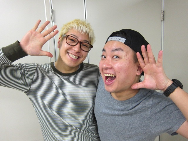「よしもと若手芸人と楽しむ 沖縄エンジョイツアー」に参加するチョコレートプラネット。