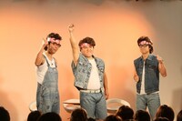 「ファンクラブのみんな、お説教ライブに来てくれてありがとう！」とアイドルらしく声をかけた3人。(c)ABC