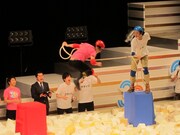 ひも相撲のジューシーズ児玉対グランジ五明。五明の力にかなわず児玉が紐とともに落下。