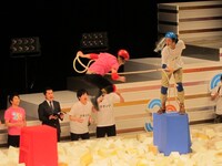 ひも相撲のジューシーズ児玉対グランジ五明。五明の力にかなわず児玉が紐とともに落下。