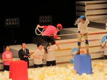 ひも相撲のジューシーズ児玉対グランジ五明。五明の力にかなわず児玉が紐とともに落下。