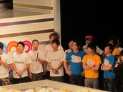 対決を見守る出演者たち。