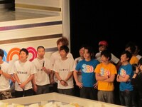 対決を見守る出演者たち。