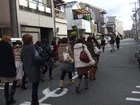 RGが大阪で初めて住んだ思い出深いマンションを探して歩く一行。(c)吉本興業。