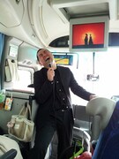 東京・大阪で「RGがバスガイドだがガイドせずひたすらあるあるを歌うミステリーバスツアー」を開催するレイザーラモンRG。写真は今回応募された写真の中のベストショットで、つばさきよしあるあるを熱唱中。(c)やまま