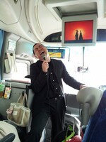 東京・大阪で「RGがバスガイドだがガイドせずひたすらあるあるを歌うミステリーバスツアー」を開催するレイザーラモンRG。写真は今回応募された写真の中のベストショットで、つばさきよしあるあるを熱唱中。(c)やまま