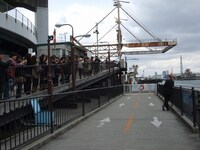 千本松渡船場でポーズを決めるRGを参観者全員激写。(c)吉本興業