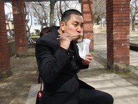 予定していたサンクス平尾の飲食店が閉まっており公園で昼食をとるRG。(c)吉本興業