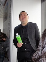 堺市役所にて、怒られないよう声を殺してあるあるを歌うRG。(c)かべがみ