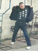 合同青果前にて決めポーズのRG。(c)かべがみ