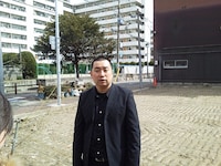 大正区平尾でRGが昔住んでいた場所を見学するつもりが、なくなっていたというハプニング。RG憂いの表情。(c)カナイタチ