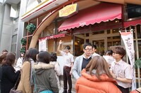 東京・デニーズ馬喰町店にて行われた、NON STYLE石田脚本、演出、出演の芝居「ファミリーレスト乱」。(c)吉本興業