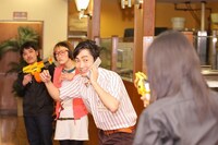 東京・デニーズ馬喰町店にて行われた、NON STYLE石田脚本、演出、出演の芝居「ファミリーレスト乱」。(c)吉本興業