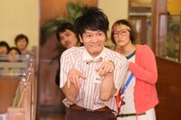 東京・デニーズ馬喰町店にて行われた、NON STYLE石田脚本、演出、出演の芝居「ファミリーレスト乱」。(c)吉本興業