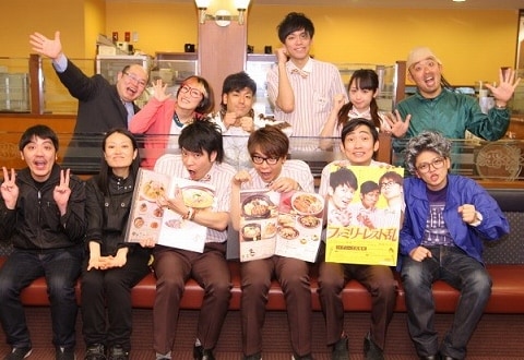 東京・デニーズ馬喰町店にて行われた、NON STYLE石田脚本、演出、出演の芝居「ファミリーレスト乱」。(c)吉本興業